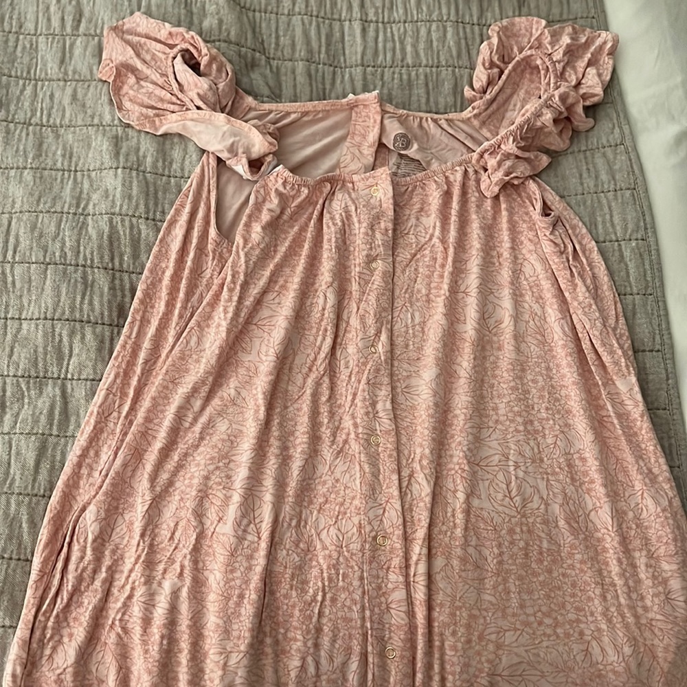 Kindred bravely ruffle strap labor and delivery gown, size M, pink hydrangea